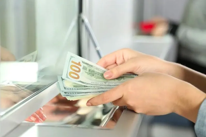 Klient loeb pangaletil dollareid