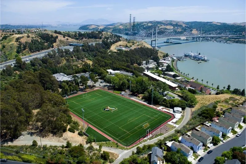 Cal Poly Maritime Academy asub maalilisel veepiiril asuval ülikoolilinnakul Californias Vallejos