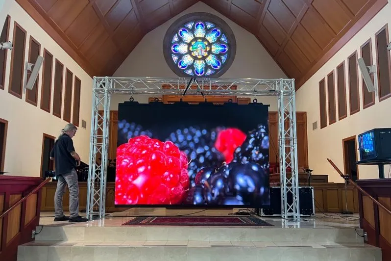 LED-videosein roosaknaga kiriku laval