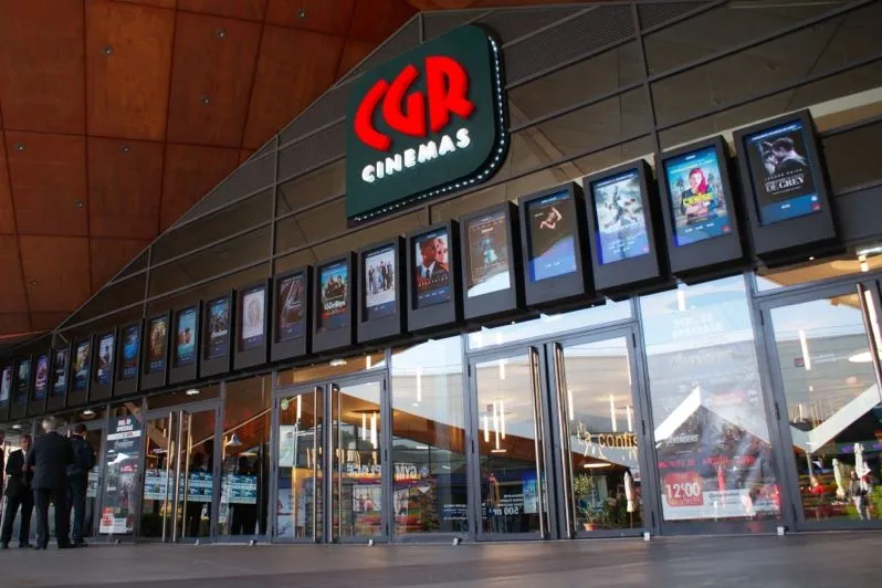 Kino sissepääs digitaalsete filmiplakatite reaga