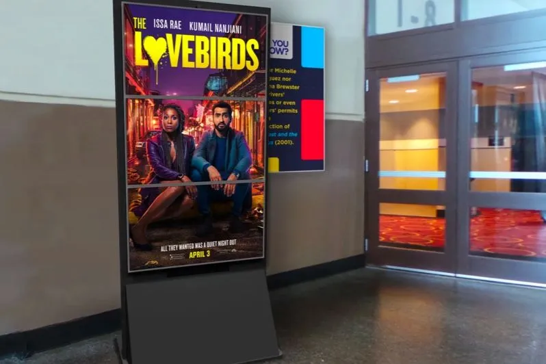 Digitaalse filmiplakatiga ekraan kino koridoris