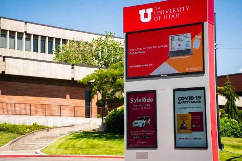 Utah' ülikooli linnaku välisviit digiekraanidega