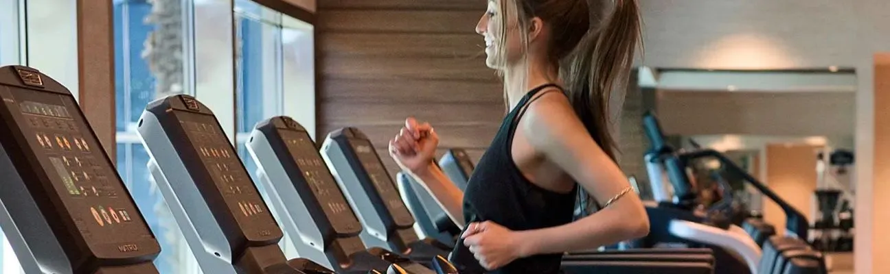 Inimesed jooksevad spordiklubis jooksulintidel