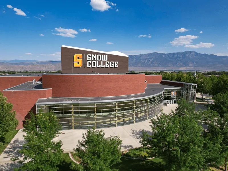 Snow College'i hoone, taustal mäed