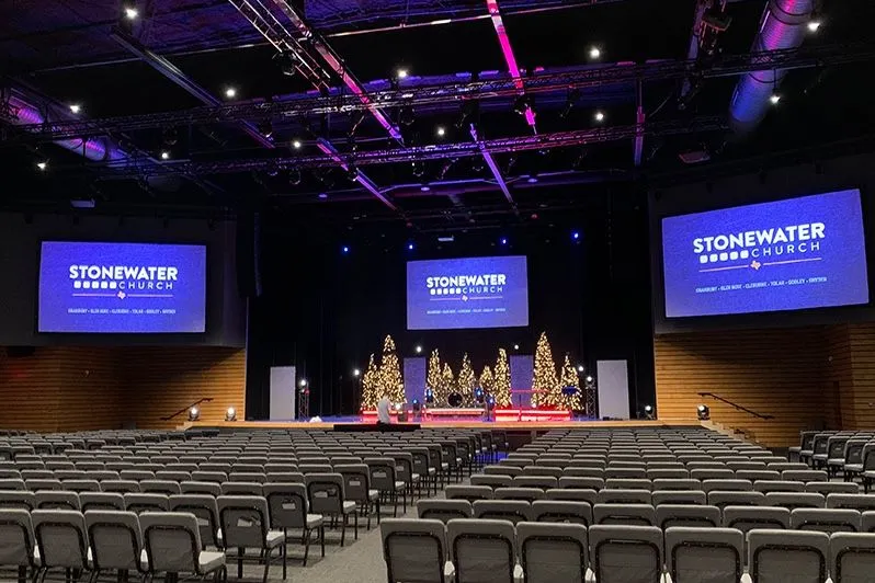 StoneWater Church kasutab infoekraane, et edastada jumalateenistusi otse kõigisse oma lisaasukohtadesse