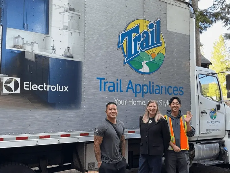 Trail Appliancesi tiim kaubaauto ees