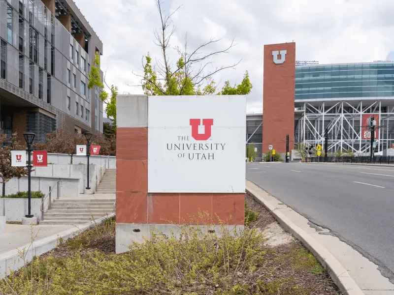 University of Utah silt ülikoolilinnaku sissepääsu juures