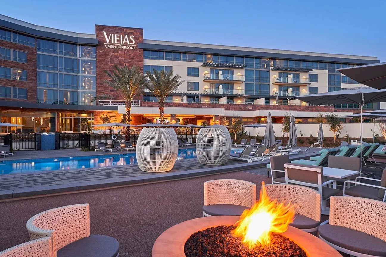 Viejas Casino & Resort basseini poolt vaadatuna, avatud lõkkekoldega ja õhtuvalgustuses